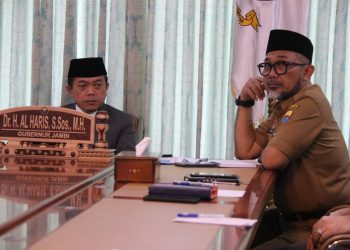 Gubernur Al Haris, dan Sekda Sudirman saat ikuti Rapat Pengendalian Inflasi Tahun 2023 melalui via Zoom, di Rumah Dinas Gubernur, Senin (10/04/2023). (Foto : Agus - kominfo)