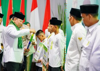 Jenderal Listyo Sigit Prabowo saat memeberi penghargaan kepada atlet Kesti TTKKDH. (Dok. Div Humas Polri)