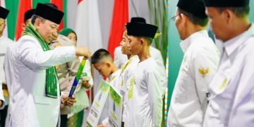 Jenderal Listyo Sigit Prabowo saat memeberi penghargaan kepada atlet Kesti TTKKDH. (Dok. Div Humas Polri)