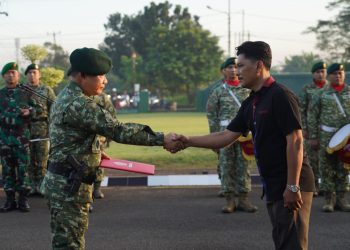 Kasad Jenderal TNI Dr. Dudung Abdurachman menjadi Irup pada persemayaman Alm. Serka Anumerta di Markas Komando Yonif PR 305/Tengkorak Kostrad Karawang Jawa Barat, Rabu (12/4/2023) (dok. Dispenad)