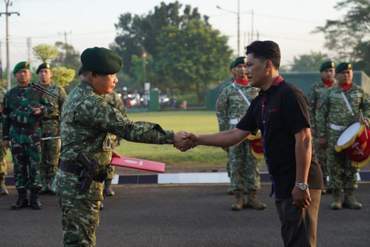 Kasad Jenderal TNI Dr. Dudung Abdurachman menjadi Irup pada persemayaman Alm. Serka Anumerta di Markas Komando Yonif PR 305/Tengkorak Kostrad Karawang Jawa Barat, Rabu (12/4/2023) (dok. Dispenad)