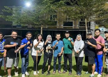 Pengkab Gateball Muaro Jambi bersama sejumlah atlet latihan perdana di lapangan Dinas PUPR Provinsi Jambi (Dok. Maskun)