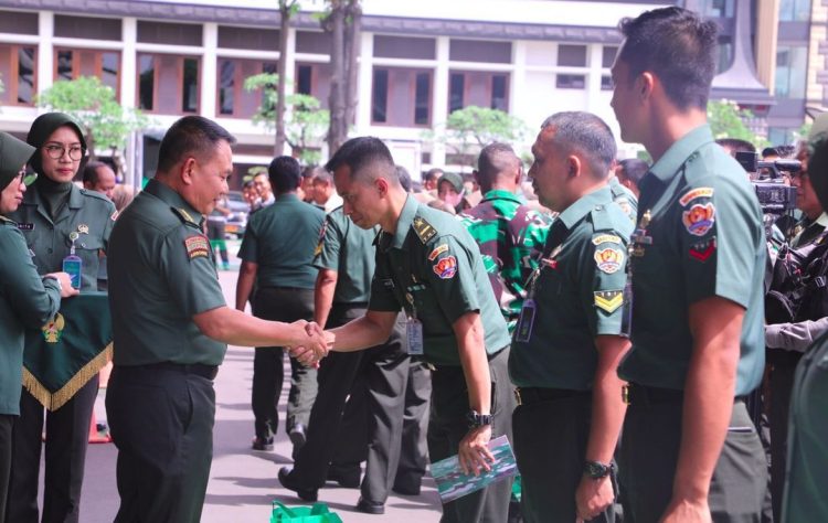 Kasad memberikan Bingkisan Lebaran kepada prajurit, PNS, maupun Office Boy (OB) di lingkungan Mabesad, Jakarta, Kamis (13/4/2023). (Dok. Dispenad)