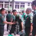 Kasad memberikan Bingkisan Lebaran kepada prajurit, PNS, maupun Office Boy (OB) di lingkungan Mabesad, Jakarta, Kamis (13/4/2023). (Dok. Dispenad)