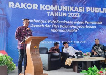 Kadis Kominfo Provinsi Jambi Drs. Ariansyah, ME saat memberi sambutan pada di Sky café Lantai 3, Hotel Wiltop Kota Jambi, Kamis, (13/04/2023). (Foto : Kominfo)