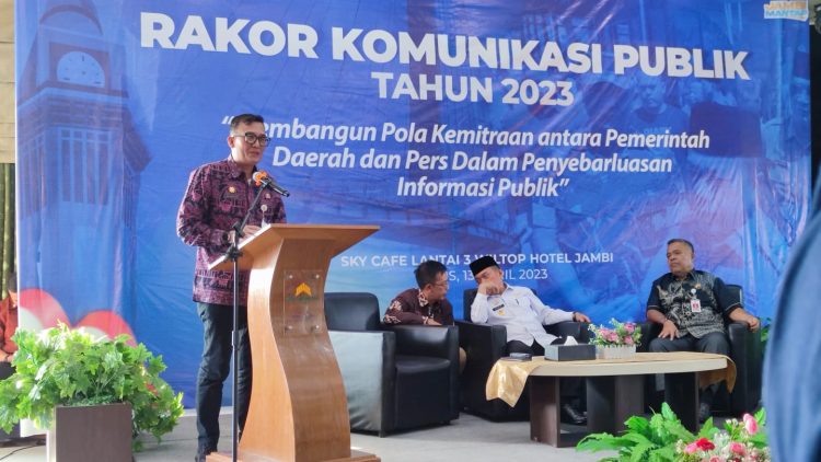 Kadis Kominfo Provinsi Jambi Drs. Ariansyah, ME saat memberi sambutan pada di Sky café Lantai 3, Hotel Wiltop Kota Jambi, Kamis, (13/04/2023). (Foto : Kominfo)