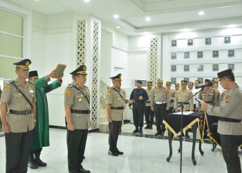 Sertijab Dir Intelkam dan Kepala SPN Polda Jambi di lobi utama Gedung Polda Jambi, Jum'at (14/04/2023). (Dok. Humas Polda Jambi)