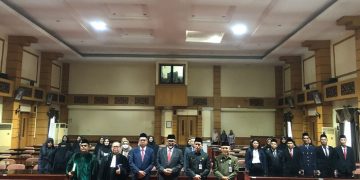 Sekda Sudriman saat melantik dan mengambil sumpah kepada 27 Pejabat Fungsional Pemprov Jambi, di Aula Kantor Disdik Provinsi Jambi, Jumat (14/4/23). (Dok. Siklusjambi.id)