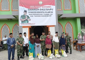 Penyaluran bansos Kepada 1178 Anak Yatim di Tanjab Barat di Ponpes Al-Baqiatus Sholihat, Jumat (14/04/2023). (Penrem 042/Gapu)