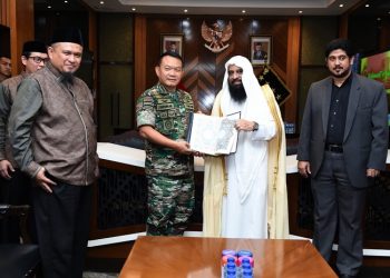 Kasad Jenderal TNI Dr. Dudung Abdurachman menerima Al Qu’ran dari Raja Arab Saudi, Salman bin Abdulaziz Al-Saud,di Lantai Dasar Gedung E Mabesad, Jakarta, Jumat (14/04/2023). (Dok. Dispenad)