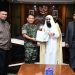 Kasad Jenderal TNI Dr. Dudung Abdurachman menerima Al Qu’ran dari Raja Arab Saudi, Salman bin Abdulaziz Al-Saud,di Lantai Dasar Gedung E Mabesad, Jakarta, Jumat (14/04/2023). (Dok. Dispenad)