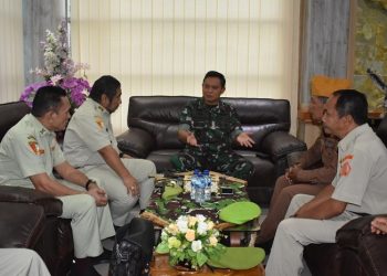 Danrem 042/ Gapu, Brigjen TNI Supriyono, S.IP, M.M., saat menerima audiensi Ketua Umum PPM Berto Izaak Doko dan rombongan di Makorem 042, Sabtu (15/04/2023). (Dok . Penrem 042/Gapu)