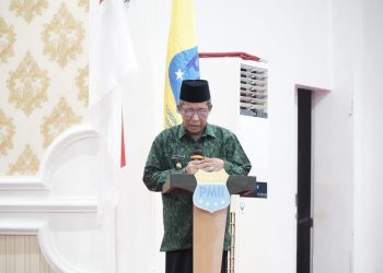 H Abdullah Sani saat, menyampaikan sambutan pada peringatan Hari Lahir Ke-63 PMII di Gedung Putih Grand Kemas Jambi, Minggu, (16/04/2023) (Foto : Harun - Diskominfo)