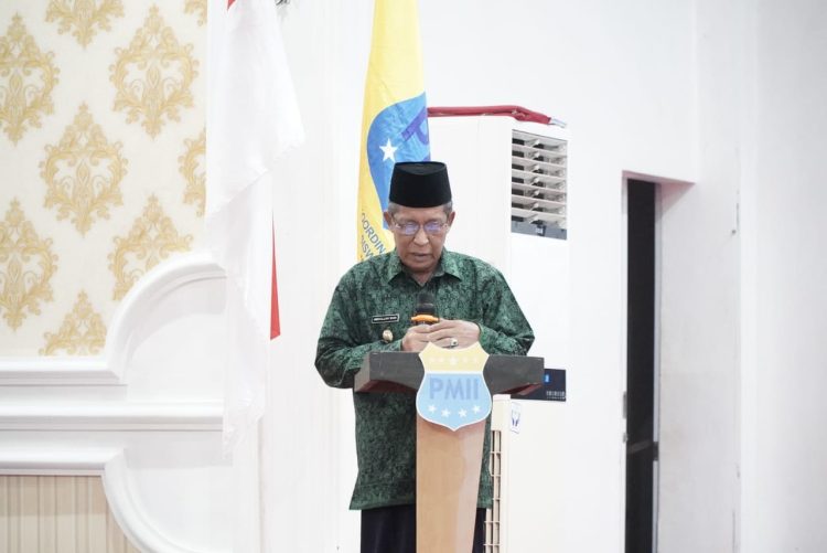 H Abdullah Sani saat, menyampaikan sambutan pada peringatan Hari Lahir Ke-63 PMII di Gedung Putih Grand Kemas Jambi, Minggu, (16/04/2023) (Foto : Harun - Diskominfo)