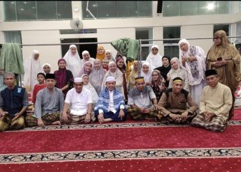 Momen poto bersama usai melaksanakan salat Tarawih Masjid Nuru Nikmatilah, Minggu (16/04/2023).(foto: riky -serampas)