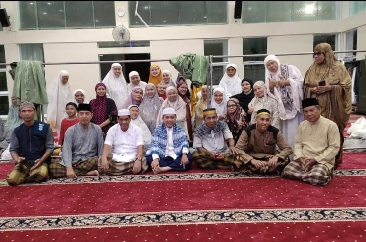 Momen poto bersama usai melaksanakan salat Tarawih Masjid Nuru Nikmatilah, Minggu (16/04/2023).(foto: riky -serampas)