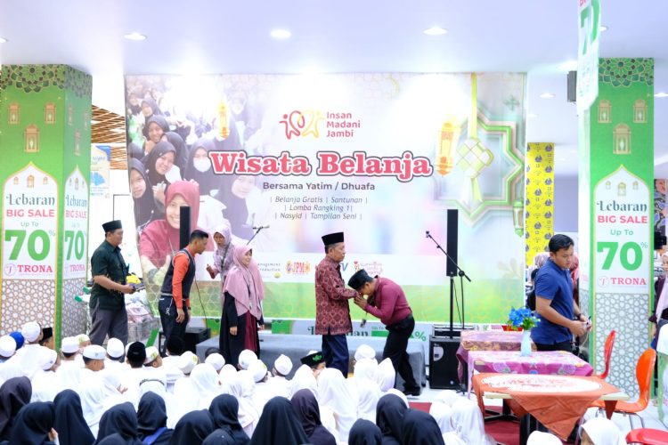 Abdullah Sani pada acara 'RAMADHAN TANDA SAYANG LEMBAGA AMIL ZAKAT YAYASAN INSAN MADANI JAMBI', bertempat di Jambi Prima Mall, Minggu (16/04/2022). (Foto : Sopbirin - Diskominfo)