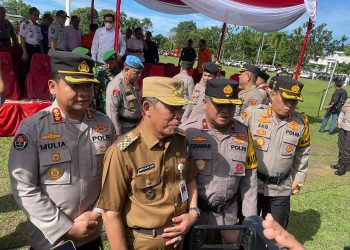 Wakapolda Jambi bersama instansi terkait Apel bersama pasukan operasi ketupat 2023, di Halaman Kantor Gubernur Jambi, Senin (17/4/2023). (Dok. Sandra)