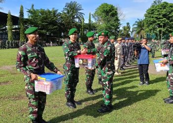 Pembagian Bingkisan Lebaran di lapangan Upacara Makorem 042/Gapu, Kota Jambi, Senin (17/4/2023). (Dok. Penrem 042/Gapu)