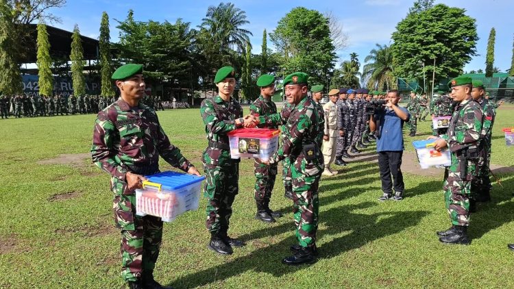 Pembagian Bingkisan Lebaran di lapangan Upacara Makorem 042/Gapu, Kota Jambi, Senin (17/4/2023). (Dok. Penrem 042/Gapu)