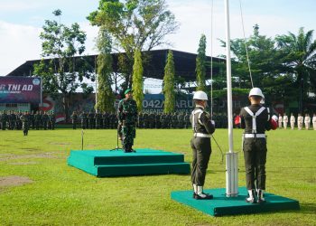Pelaksanaan Upacara Bendera 17-an, Kasrem 042/Gapu di lapangan apel Makorem 042/Gapu, Kota Jambi. Senin (17/04/2023) (Dok. Penrem 042/Gapu)