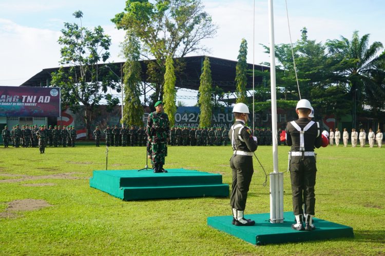 Pelaksanaan Upacara Bendera 17-an, Kasrem 042/Gapu di lapangan apel Makorem 042/Gapu, Kota Jambi. Senin (17/04/2023) (Dok. Penrem 042/Gapu)