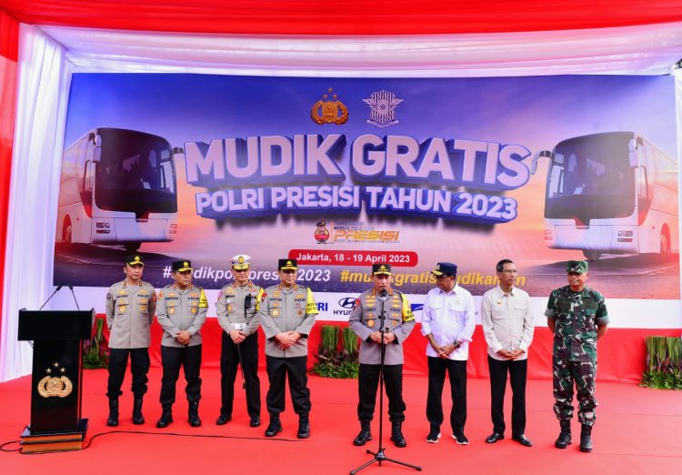 Kapolri Jenderal Listyo Sigit Prabowo saat memberi keterangan usai melepas rombongan program mudik gratis Polri Presisi di Lapangan Silang Monas, Jakarta Pusat, Selasa (18/04/2023). (Dok. Div Humas Polri)