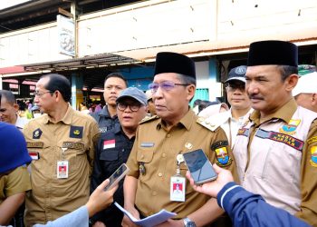 Wagub Sani Sidak saat diwawancarai usai Sidak di Pasar Angso duo Jambi, Selasa (18/04/2023). (Dok. Diskominfo/Sopbirin)