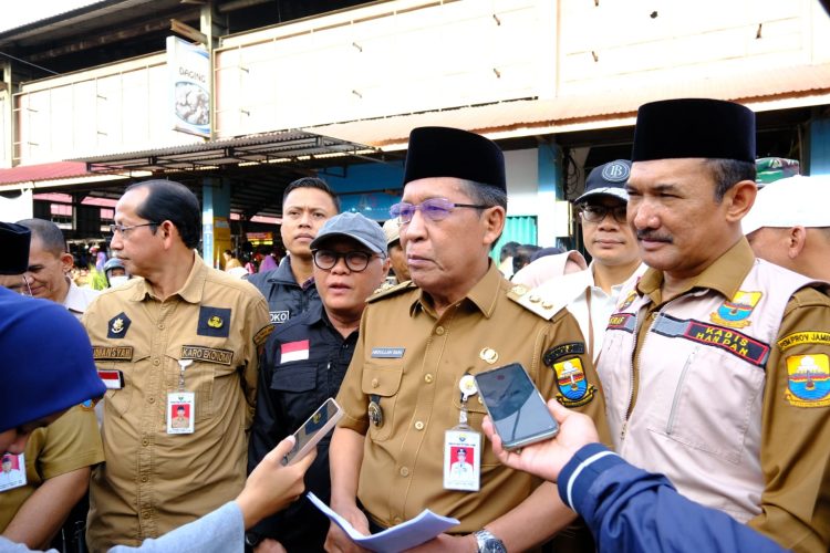 Wagub Sani Sidak saat diwawancarai usai Sidak di Pasar Angso duo Jambi, Selasa (18/04/2023). (Dok. Diskominfo/Sopbirin)