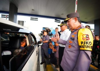 Kapolri Jenderal Listyo Sigit Prabowo saatmeninjau pelaksanaan Operasi Ketupat di wilayah Jawa Tengah, Selasa (18/4/2023). (Dok. Div Humas Polri)