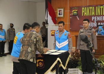 Kapolda Jambi saat Pimpin Pakta Integritas dan Pengambilan Sumpah Penerimaan Calon Anggota Polri TA 2023 Aula Lantai IV Mapolda Jambi, Selasa (18/4/2023). (Dok. Humas Polda Jambi)