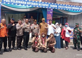 Wakapolda Jambi, Brigjen Pol. Yudawan Roswinarso beserta Pejabat Utama Polda Jambi mengunjungi Pos Pelayanan Ops Ketupat 2023 di Citra Raya City Polres Muaro Jambi pada Rabu, (19/04/23). (Dok. Ega)