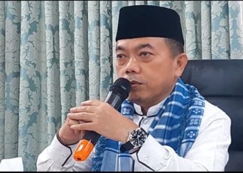 Gubernur Jambi, Al Haris saat mengikuti Syiar Ramadhan 1444 Hijriah DMI Provinsi Jambi secara virtual di Rumah Dinas Gubernur Jambi, Rabu (19/04/2023). (Foto: Agus Supriyanto - Kominfo)