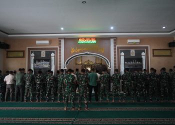 Prajurit dan PNS Korem 042/Gapu Gelar Sholat Gerhana di Masjid At Taqwa Makorem, Kota Jambi, Kamis (20/04/2023). (Dok. Penrem 042/Gapu)