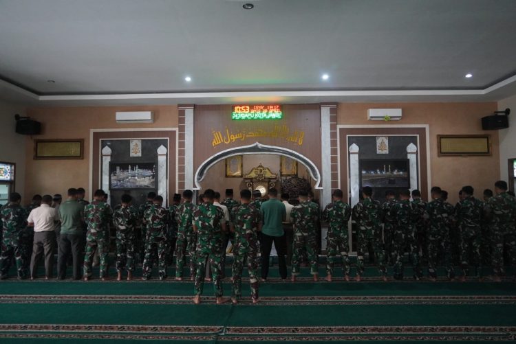 Prajurit dan PNS Korem 042/Gapu Gelar Sholat Gerhana di Masjid At Taqwa Makorem, Kota Jambi, Kamis (20/04/2023). (Dok. Penrem 042/Gapu)