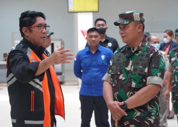 Danrem 042/Gapu Brigjen TNI Supriono, S.IP., M.M saat meninjau Arus Mudik di Bandara Sultan Thaha Saifuddin Jambi. Kamis (20/4/2023). (Dok. Penrem 042/Gapu)