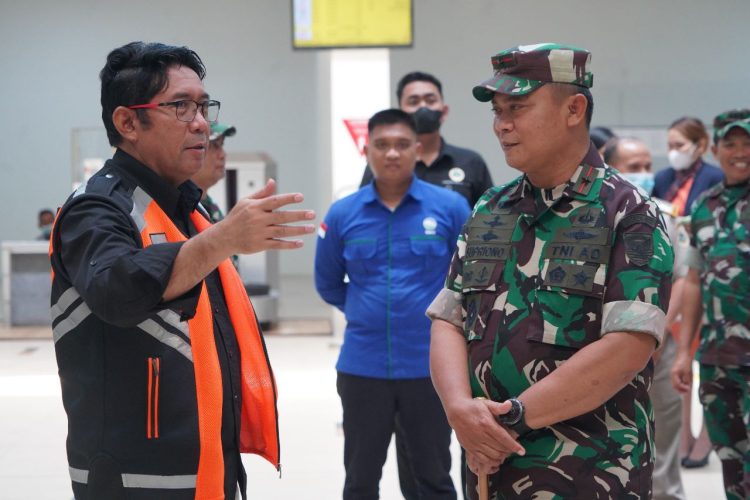 Danrem 042/Gapu Brigjen TNI Supriono, S.IP., M.M saat meninjau Arus Mudik di Bandara Sultan Thaha Saifuddin Jambi. Kamis (20/4/2023). (Dok. Penrem 042/Gapu)