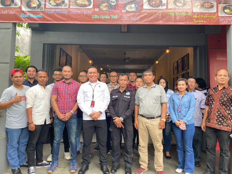 Foto bersama Direktur Resnarkoba Polda Jambi, Kombes Pol. Thomas Panji Susbandaru didampingi Kabag Wassidik AKBP Andi Ichsan dengan para pemilik usaha tempat hiburan usai gelar Jum'at curhat , Jumat (28/04/2023). (Dok. Humas Polda Jambi)