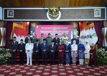 Poto bersama usai Pelantikan 3 Pj Bupati di Auditorium Rumah Dinas Gubernur Jambi, Senin (22/05/2023). (Dok. Diskominfo/Agus. S, Sopbirin)