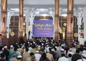 Gubernur Al Haris saat menghadiri acara Tabligh Akbar dan Halal Bi Halal Idul Fitri 1444 H -  di Masjid Agung Al Falah Jambi, Sabtu (06/05/2023). (Foto:  Diskominfo/Agus Suprianto)