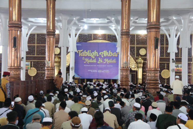 Gubernur Al Haris saat menghadiri acara Tabligh Akbar dan Halal Bi Halal Idul Fitri 1444 H -  di Masjid Agung Al Falah Jambi, Sabtu (06/05/2023). (Foto:  Diskominfo/Agus Suprianto)