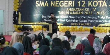 Al Haris saat menghadiri perpisahan siswa kelas XII SMAN 12 di Gedung Putih, Grand Kemas, Kota Jambi, Sabtu (06/05/2023). (Foto : Novriansyah - Diskominfo)