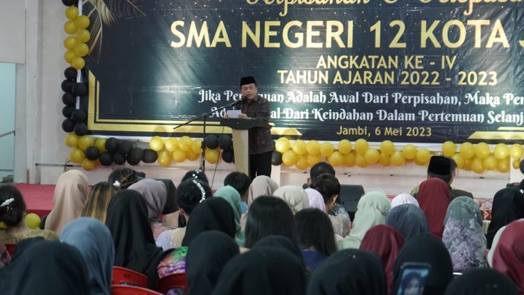 Al Haris saat menghadiri perpisahan siswa kelas XII SMAN 12 di Gedung Putih, Grand Kemas, Kota Jambi, Sabtu (06/05/2023). (Foto : Novriansyah - Diskominfo)