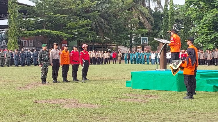 Al Haris saat pimpin Apel Siaga Darurat Penanganan Bencana Kekeringan, Karhutla Provinsi Jambi Tahun 2023, di lapangan Korem 042 Garuda  Putih Jambi, Senin (8/5/2023). (Dok. Siklusjambi.id)