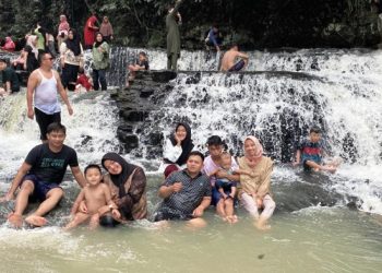 Pengunjung Geopark Merangin yang berasal dari Kota Jambi, Sabtu (29/4/2023). (Foto: Ega)