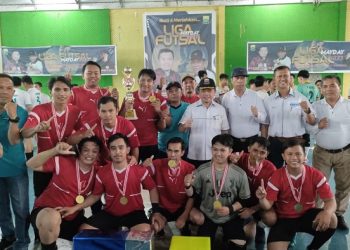 Gubernur Al Haris bersama peserta Liga Futsal 2023 di SMA 4 Kota Jambi, Senin (01/05/2023). (Dok. Siklusjambi.id)
