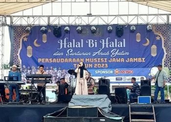 Musisi yang tergabung di PMJJ saat melantunkan lagu dangdut koplo pada acara Halal Bihalal Idul Firi 1443 H di Desa Tangkit Kecamatan Sungai Gelam, Kabupaten Muaro Jambi. Senin (01/05/2023). (Dok. Deni)