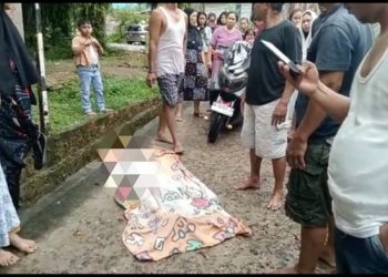 Mayat Nenek Omi (72) setelah dievakuasi warga di Kelurahan Kenali Asam Kecamatan Kota Baru, Kota Jambi, Senin (1/5/23). (Dok. Reza)