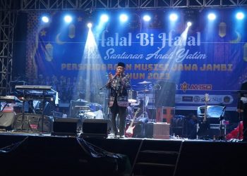 Wagub Abdullah Sani saat menghadiri Halal Bihalal dan Santunan Anak Yatim Persaudaraan Musisi Jawa Jambi tahun 2023 di Aura Residance, RT. 03, Kecamatan Sungai Gelam, Kabupaten Muaro Jambi, Senin (10/05/2023). (Dok. Diskominfo/Maria)