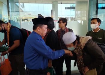 Gubernur Al Haris dan Abdullah Sani sambut kedatangan Mahasiswa Jambi dari Sudan di bandara Sultan Thaha Jambi, Selasa (02/05/2023). (Dok. Siklusjambi)